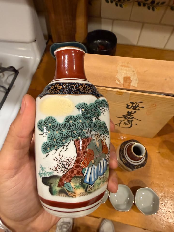 Tokkuri sake bottle with pine and figure decoration