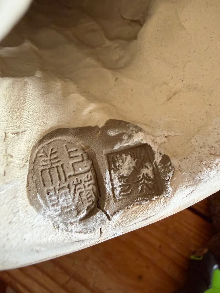 Impressed marks inside the hollow base